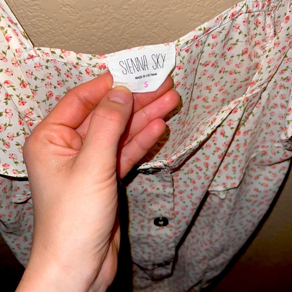 Sleeveless floral top with buttons - Picture 3 of 4